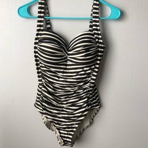 🛍 NWOT swimsuit